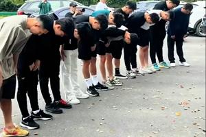🙏王钰栋等浙江队球员来到俱乐部，鞠躬默哀悼念布彭扎🕯️