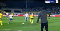一人一黄！丁海峰铲倒谢文能染黄，谢文能对前者报复犯规也染黄