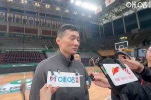 刘炜：新疆今晚10人出战 阿不都颈椎被撞&没法移动 齐麟继续缺阵