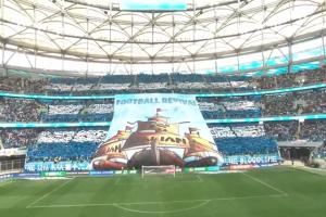 震撼！英博vs国安赛前，梭鱼湾看台展示大型TIFO ‘足球复兴’