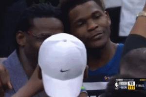 🤣猝不及防！华子与NFL名宿合影💋突然被亲了一口