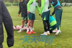 京媒：斯帕吉奇参与国安合练，他在抢圈时被球重重砸在脸上