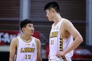 暂时战成1-1平！16-17赛季后7场4胜制总决赛连续6次横扫告终