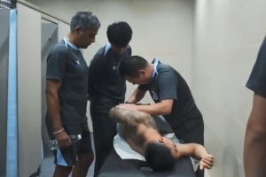 😅媒体人：申花客战梅州赛前，李可在更衣室俯身拿球鞋扭伤腰部
