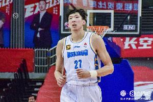 防守效果可以！周琦9中5拿到13分10板3助1帽