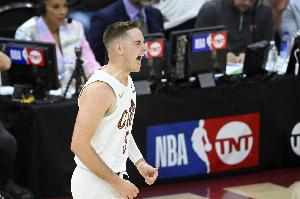 米切尔：我非常欣赏梅里尔 他是球队核心阵容的一员