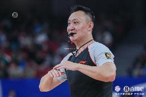 媒体人：如杨鸣所说看到3个裁判“拉扯”很痛苦 不抢戏是最低标准