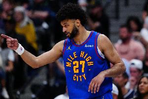 大场面先生🏹穆雷季后赛场均22.2分5.6助 三项命中率47/41/87%