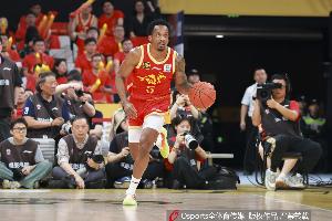 霍楠：中国男篮主帅郭士强在慎重考虑归化广厦外援小巴里-布朗