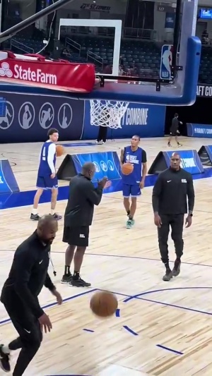 杨瀚森试训更多画面：4v4下快攻&要球积极 主动和队友友好互动