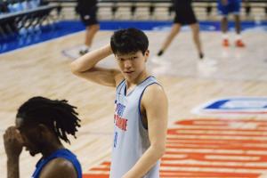 🤣杨瀚森状态很好时被换下 结果教练发现换错人&小杨又回到场上