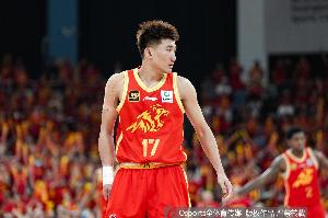 中规中矩！孙铭徽半场6中2&三分3中1 得到7分1篮板1助攻