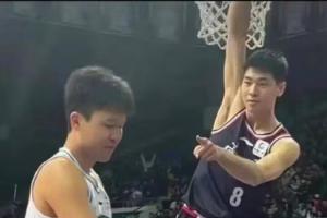 兄弟我来了😋杨瀚森和崔永熙在洛杉矶偶遇 传授点NBA打拼经验