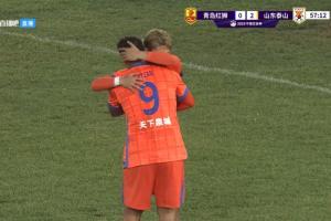 梅开二度！克雷桑和队友撞墙配合破门，山东泰山客场3-0领先