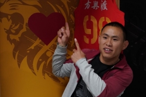 没有忘记98号队员！广厦与独腿聋哑小伙何明亮一起共享总冠军荣誉