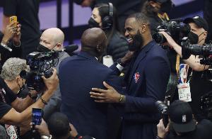 👀詹姆斯超越迈克尔-乔丹 成为NBA历史上获得MVP选票最老的球员