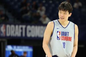 继续攀升👏美媒模拟选秀：杨瀚森22顺位被老鹰选中 模板小加