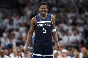 登顶🐺爱德华兹季后赛得分超越KG 升至森林狼队史第一！