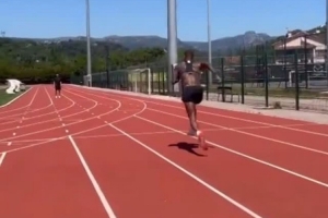 干劲十足🏃‍♂️拉什福德晒跑步训练视频：努力不停歇，冲！