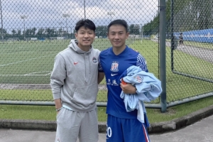 何超社媒晒与于汉超合影：致敬🫡20号