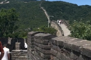 一步顶别人好两步😂文班亚马社媒晒爬长城视频 好似踩高跷