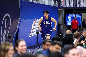 👀美媒更新模拟选秀：杨瀚森第24顺位被快船选中 较上期下降2位